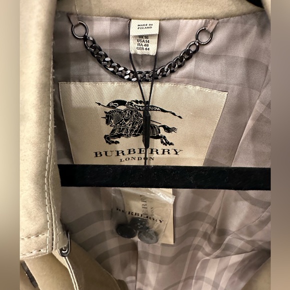 Burberry London AUTHENTIC Trench Coat NWT. New, tags still attached, never worn - Picture 9 of 11